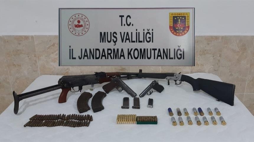 Silah ve m&uuml;himmat ka&ccedil;ak&ccedil;ılığı operasyonu: 3 g&ouml;zaltı