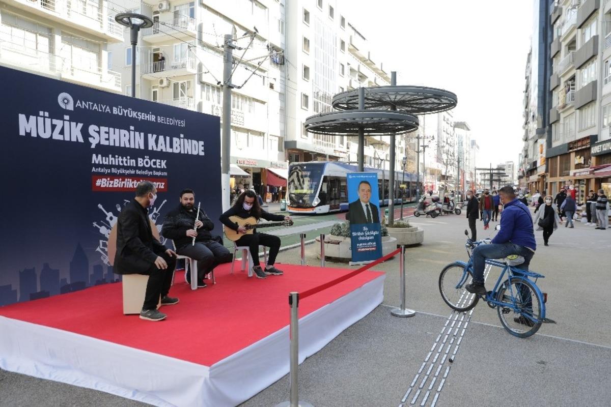 Tatil m&uuml;zikle renklendi