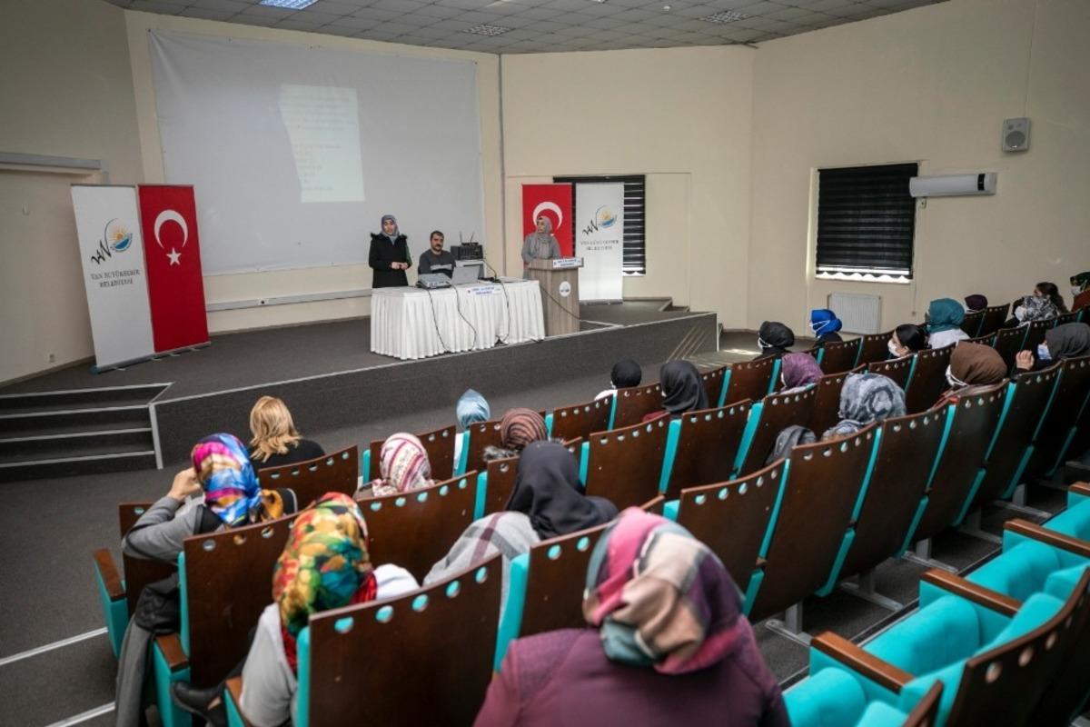 Van&rsquo;da &lsquo;G&ouml;n&uuml;lden G&ouml;n&uuml;le Dost Sohbetleri&rsquo; ilgi g&ouml;r&uuml;yor