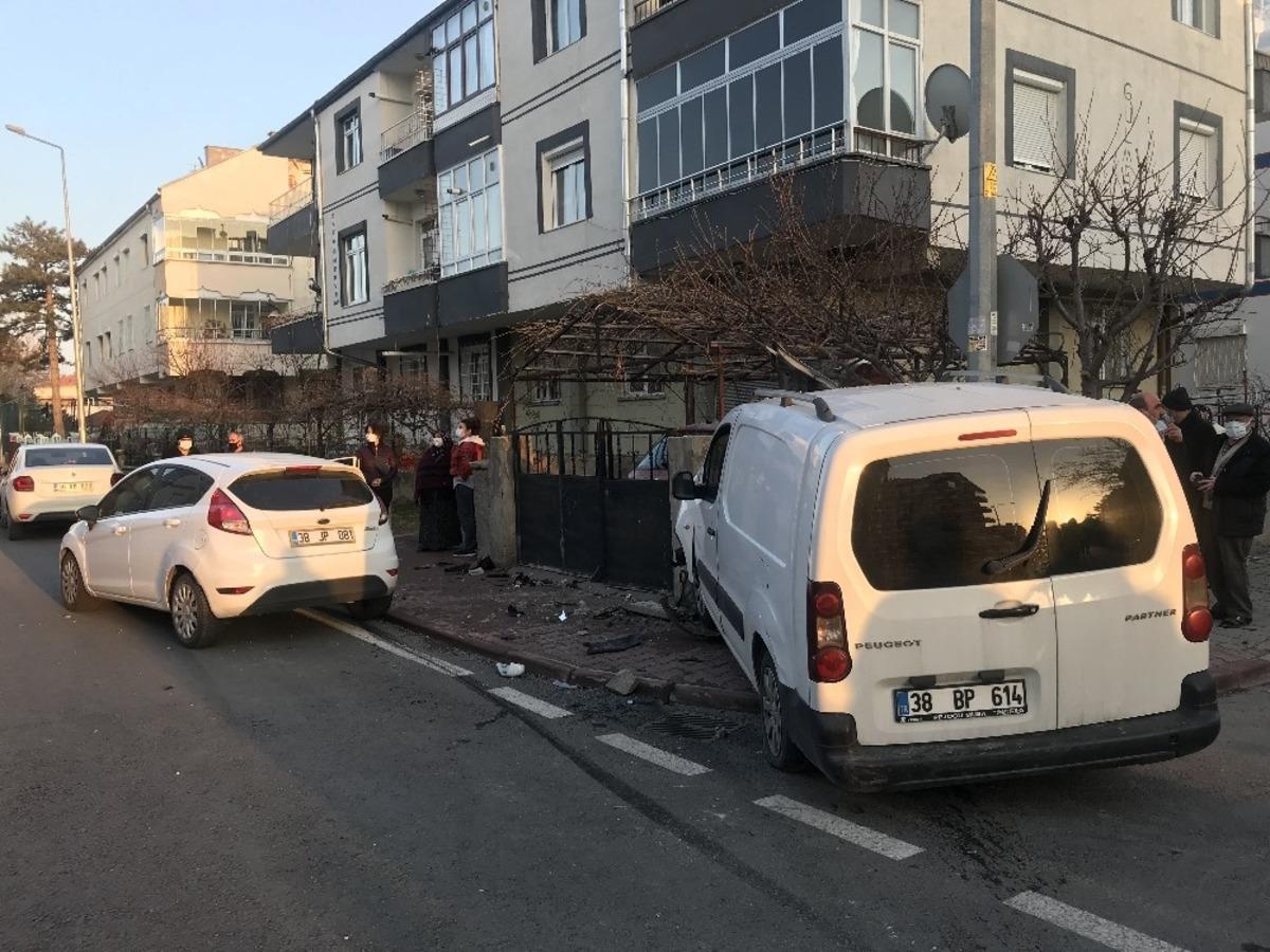 Ticari ara&ccedil; ile otomobil &ccedil;arpıştı: 1 yaralı