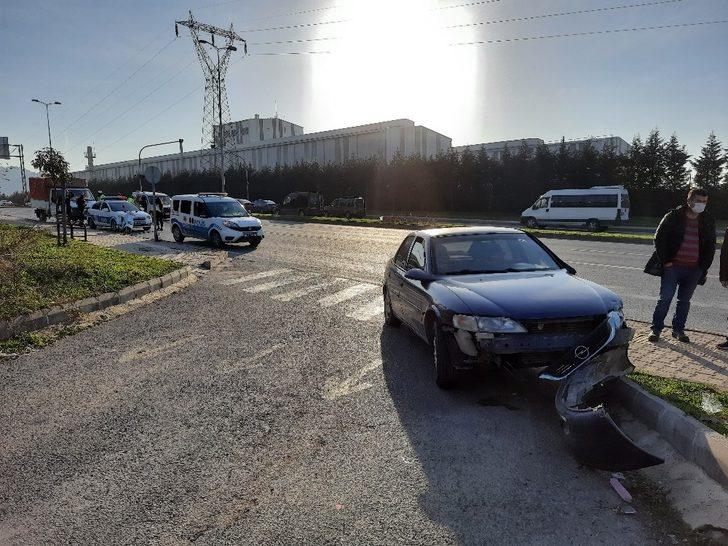 Kazada savrulan otomobil yayaya çarptı: 3 yaralı G1