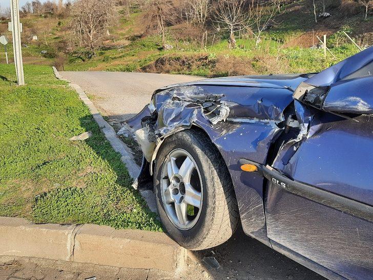 Kazada savrulan otomobil yayaya çarptı: 3 yaralı G4