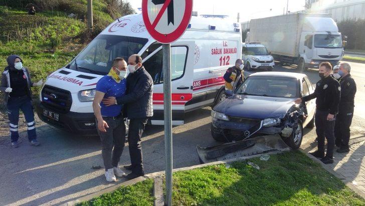 Kazada savrulan otomobil yayaya çarptı: 3 yaralı G5