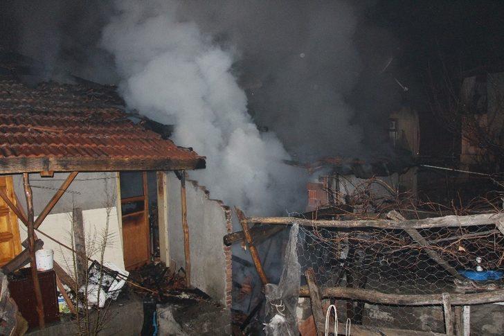 Amasya’da 2 ev alevlere teslim oldu G3