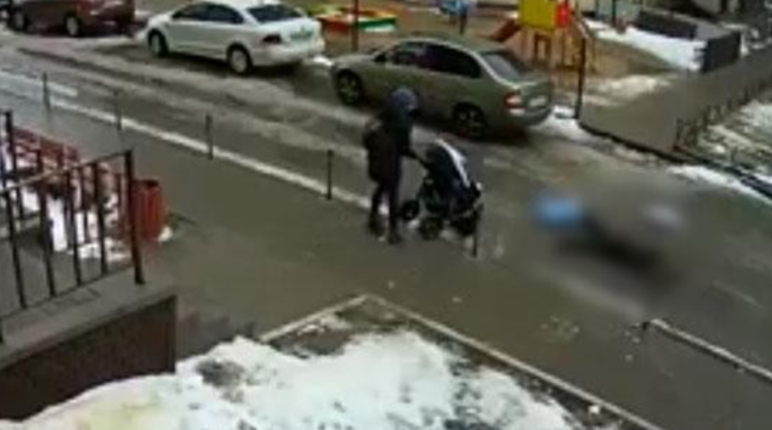 Rusya’da balkondan bakan kişi 5 aylık bebeğin üzerine düştü: 2 ölü