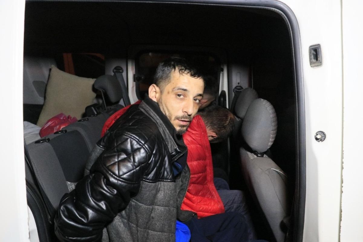 Sokağa &ccedil;ıkma kısıtlamasından ceza yememek i&ccedil;in ka&ccedil;tılar, 12 kilometre sonra yakalandılar