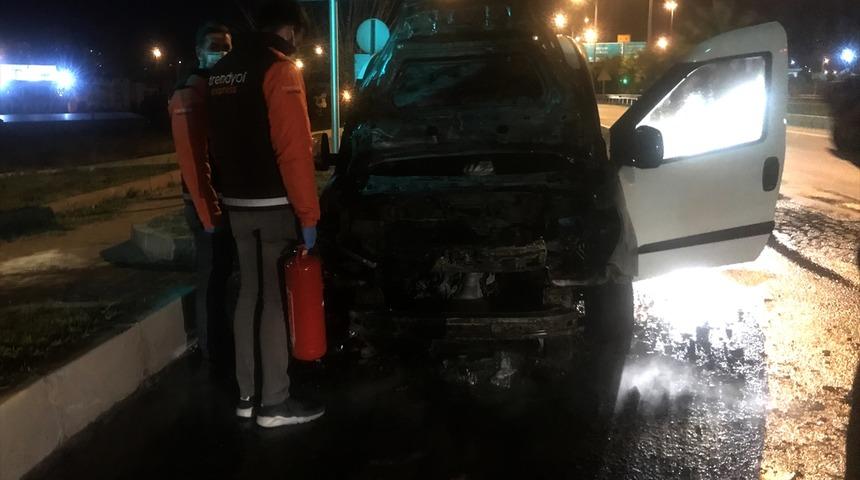 Adana'da park halindeki hafif ticari araç yandı