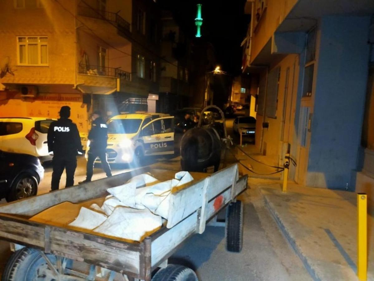 İnşaat malzemeleri &ccedil;alan at arabalı 3 kadın hırsız yakalandı