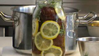 Yemeye doyulmayan erik turşusu: Kullandığınız tuza dikkat! Sofra tuzu kullanırsanız eğer...