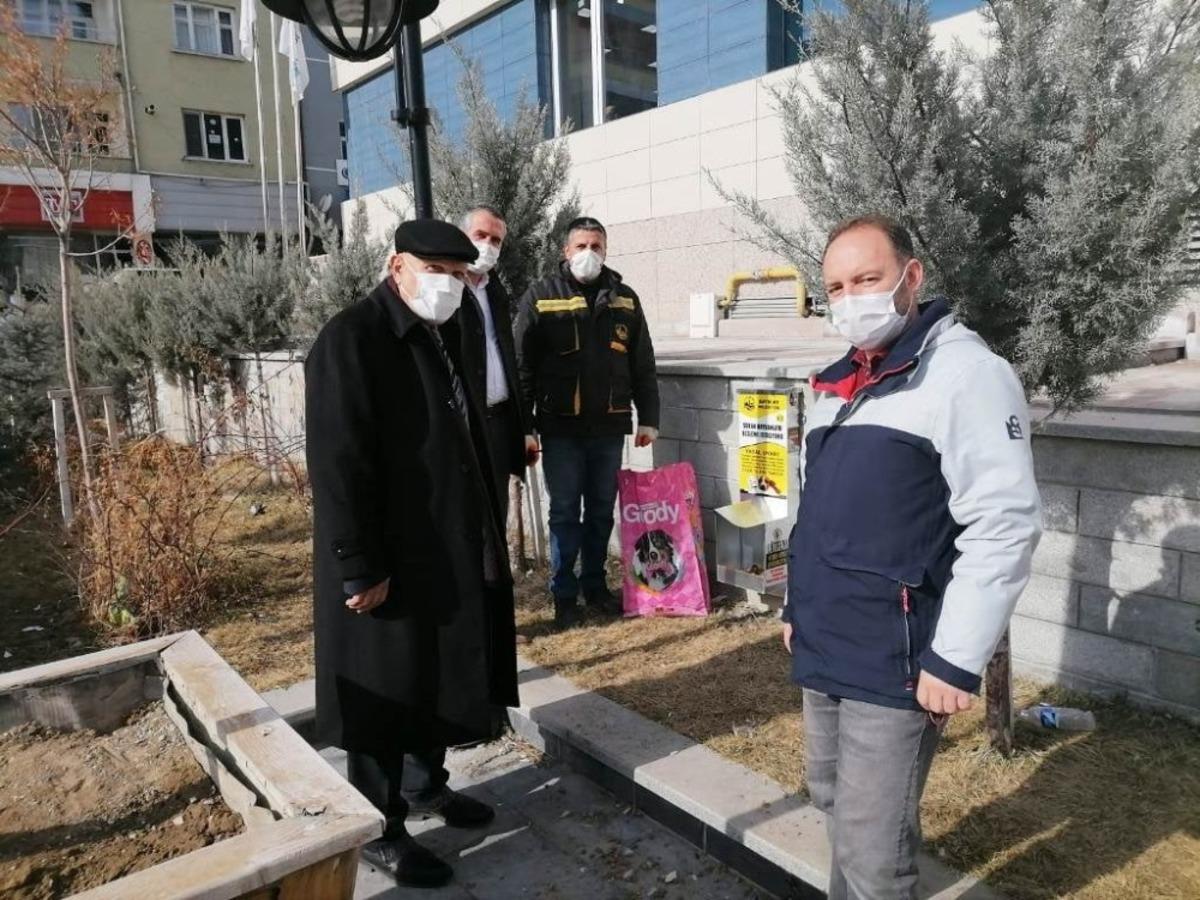 Sokak hayvanları i&ccedil;in besleme istasyonları kuruluyor