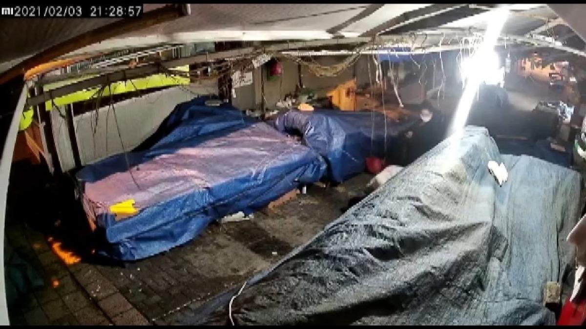Bursa&rsquo;da tarih&icirc; pazardan teneke teneke peynir &ccedil;alan hırsızlar kameralara yakalandı