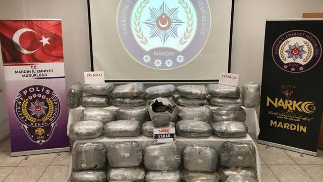 Mardin’de iş makinasına gizlenmiş 195 kilo uyuşturucu ele geçirildi