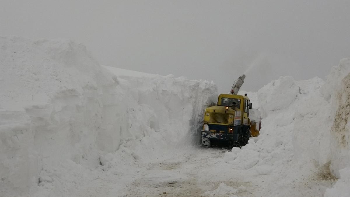 İş makinesinin boyunu aşan b&ouml;lgelerde kardan t&uuml;neller oluştu