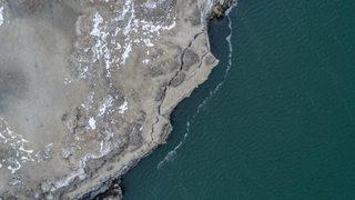 Acıgöl'de oluşan derin yarıklar endişe oluşturuyor