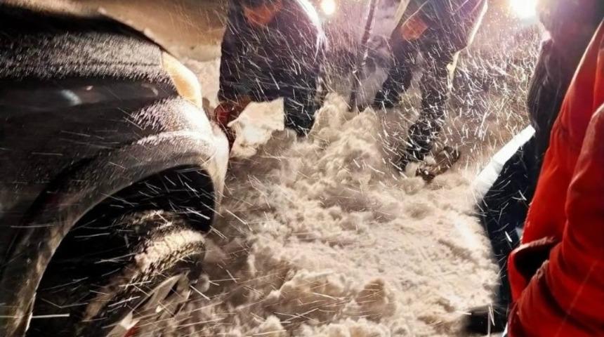 Kara saplanan ara&ccedil; başka bir otomobille &ccedil;ekilerek kurtarıldı