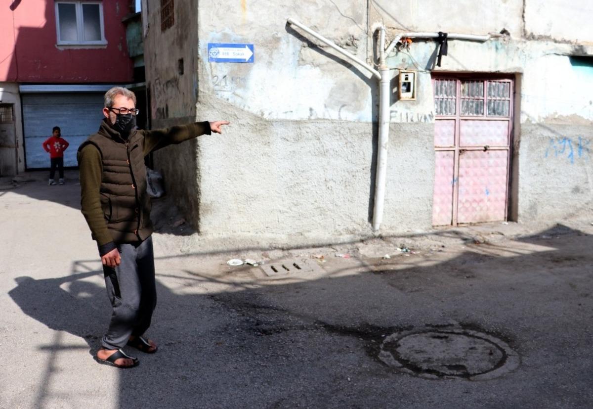 Engelli seyyar satıcının ekmek teknesini &ccedil;aldılar
