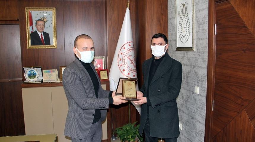 Ağrı Milli Eğitim M&uuml;d&uuml;r&uuml; Tekin, eğitime desteklerinden dolayı Canşi&rsquo;ya plaket verdi