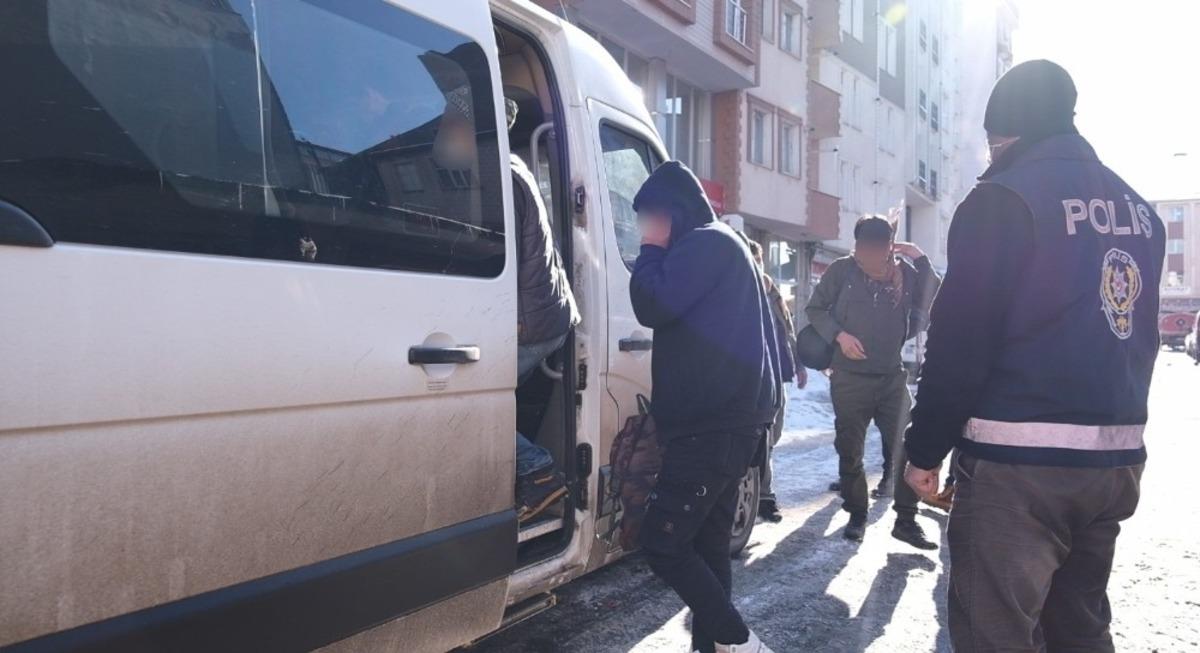 Kars&rsquo;ta 52 Afganistan uyruklu d&uuml;zensiz g&ouml;&ccedil;men yakalandı