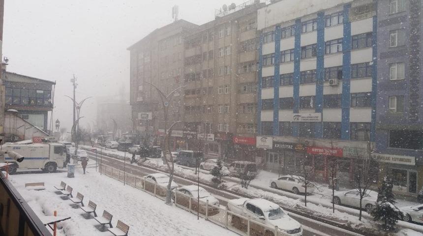 Hakkari&rsquo;de kar ve sis etkili oldu