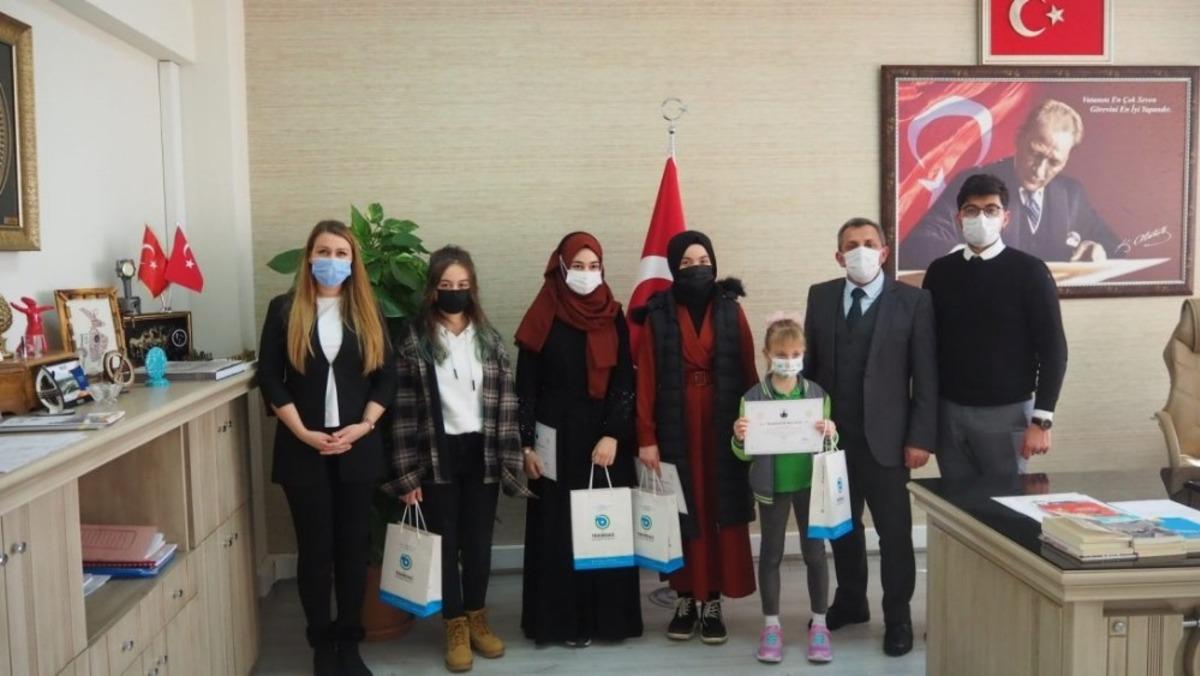 Yarışmada dereceye giren &ouml;ğrencilere &ouml;d&uuml;lleri verildi