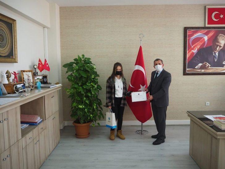 Yarışmada dereceye giren öğrencilere ödülleri verildi G3