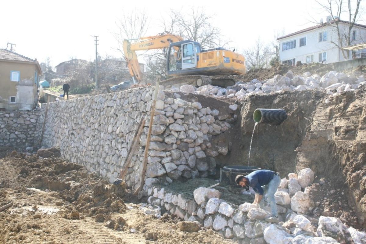 Toprak kayması yaşanan Akmeşe yolunda duvar &ccedil;alışması s&uuml;r&uuml;yor