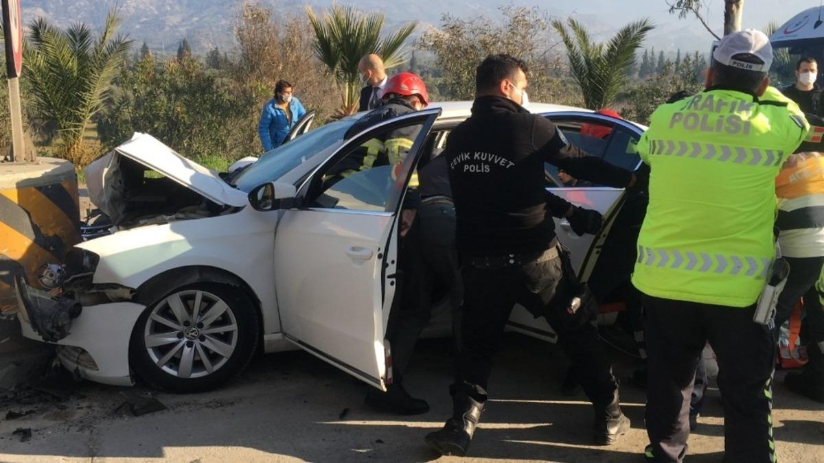 Otomobil gişelerde beton bariyere &ccedil;arptı: 2 &ouml;l&uuml;