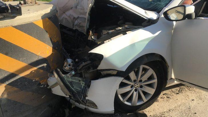 Otomobil gişelerde beton bariyere çarptı: 2 ölü G5