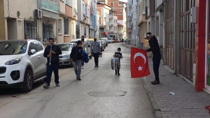 Davul zurna eşliğinde sokak sokak gezip para topladılar G4