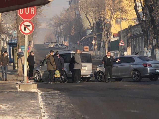 Kars’ta maddi hasarlı trafik kazası