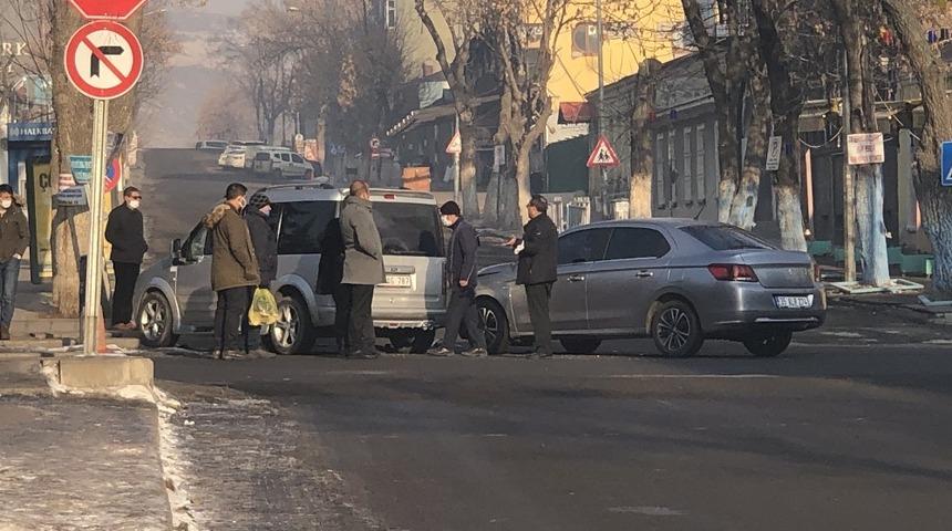 Kars’ta maddi hasarlı trafik kazası