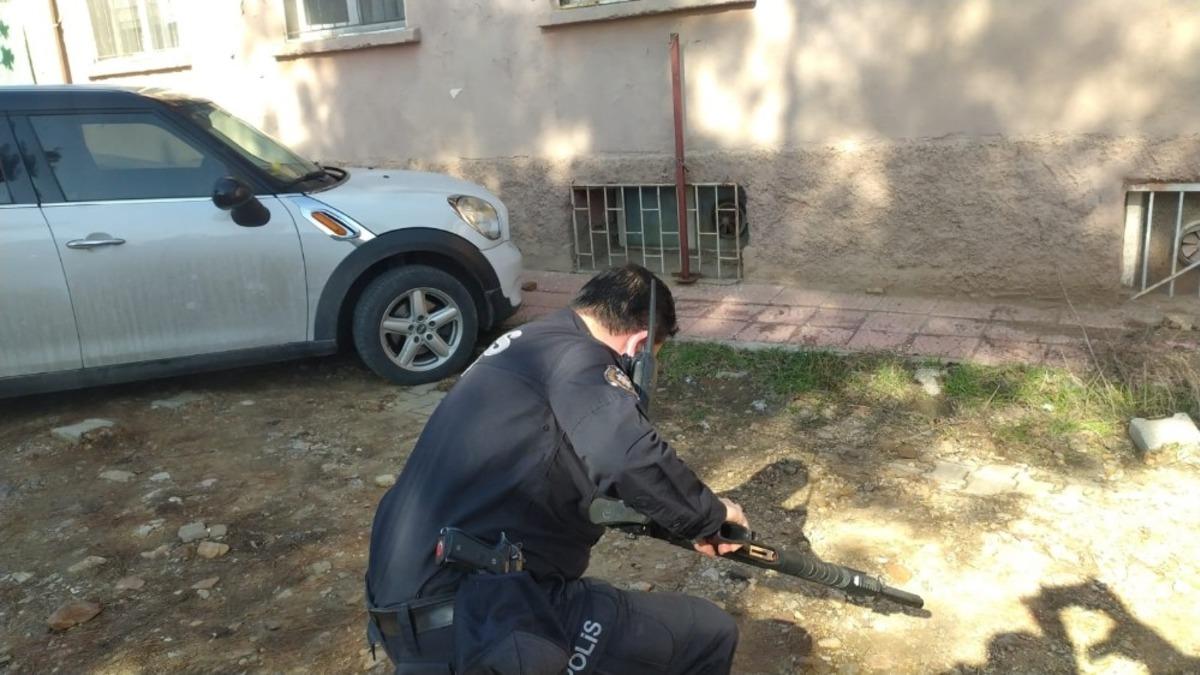 Polisten ka&ccedil;maya &ccedil;alışan ş&uuml;pheli kıskıvrak yakalandı