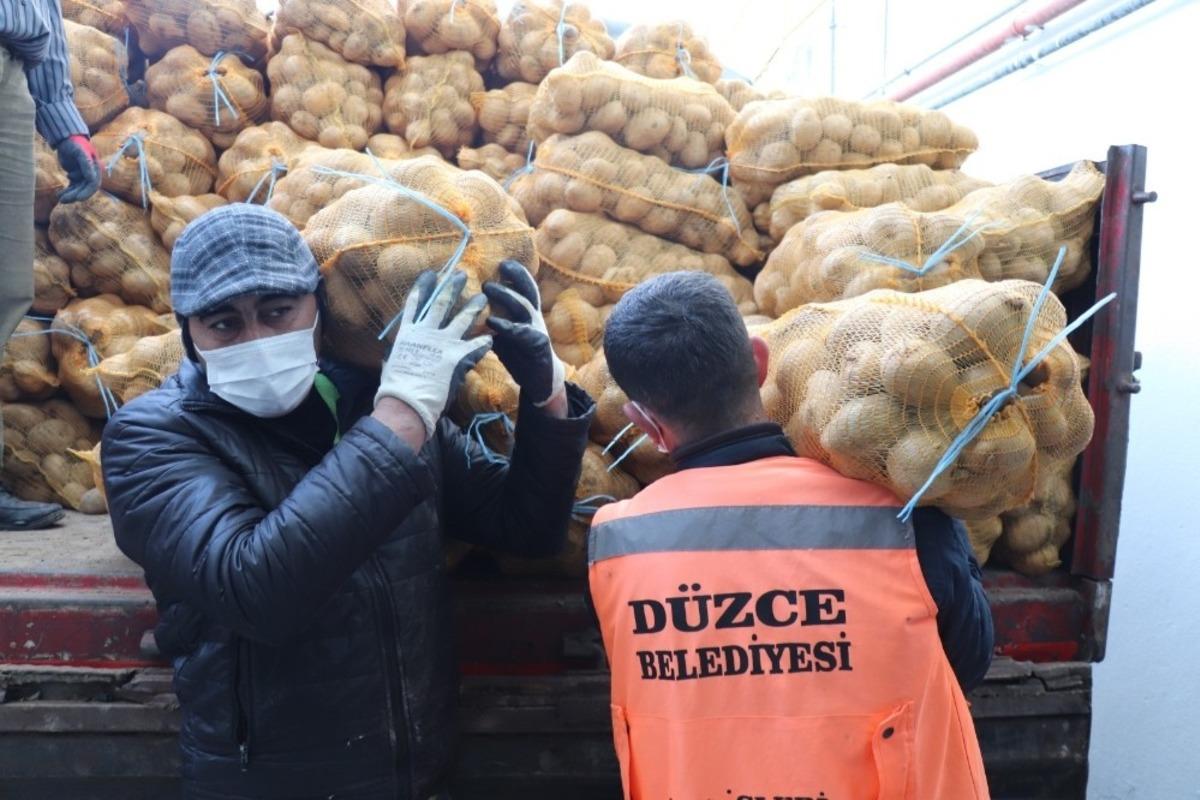 D&uuml;zce Belediyesi&rsquo;nden ihtiya&ccedil; sahibi ailelere patates