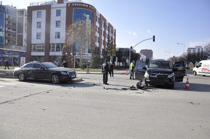 Kırmızı ışık ihlali kazayı beraberinde getirdi G1