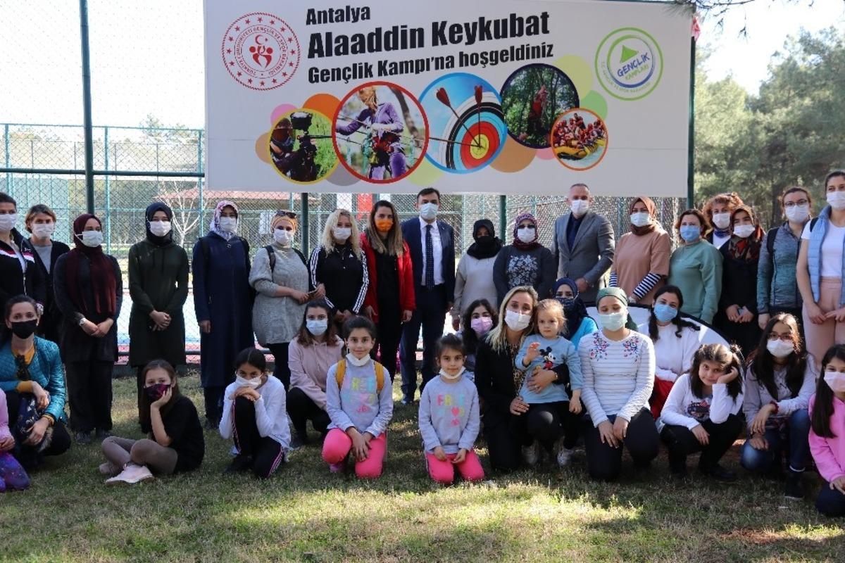 Emniyet &ccedil;alışanları anne ve kız kampında moral buldu