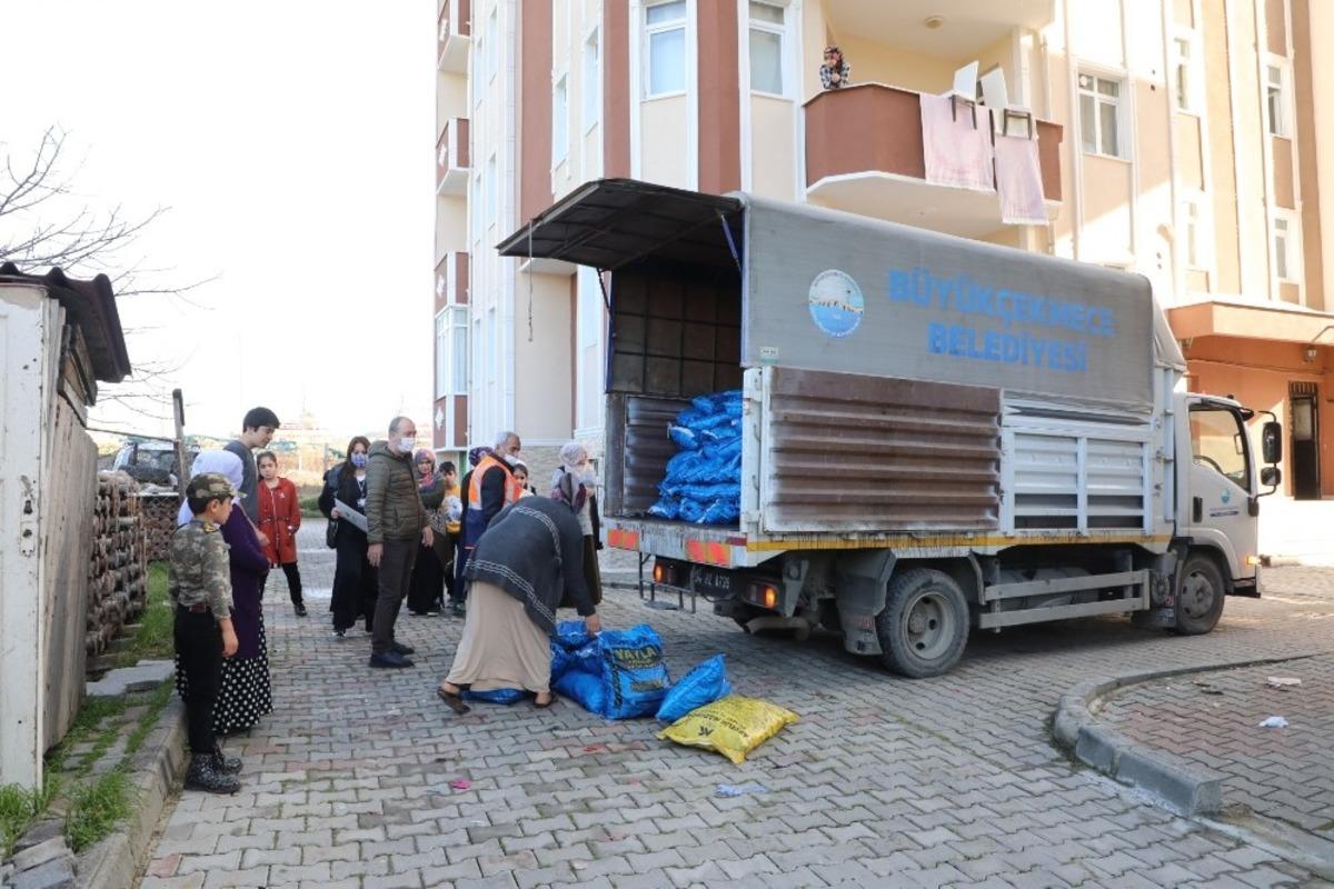 B&uuml;y&uuml;k&ccedil;ekmece Belediyesi bin aileye k&ouml;m&uuml;r dağıttı