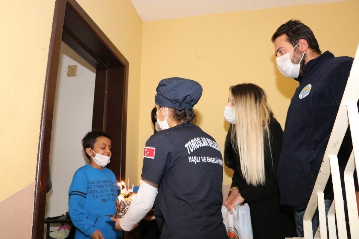 Başkan Yılmaz&rsquo;dan, kanser hastası Berkay&rsquo;a s&uuml;rpriz doğum g&uuml;n&uuml; hediyesi