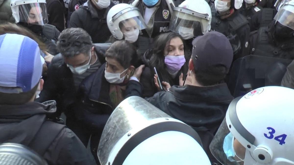 HDP&rsquo;li vekiller dokunulmazlıklarını kullanarak yol kapatmaya kalktı