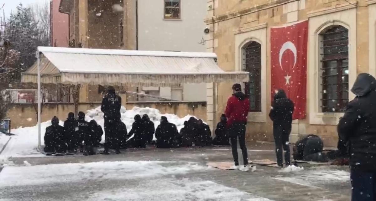 Bayburt&rsquo;ta kar yağışı altında cuma namazı