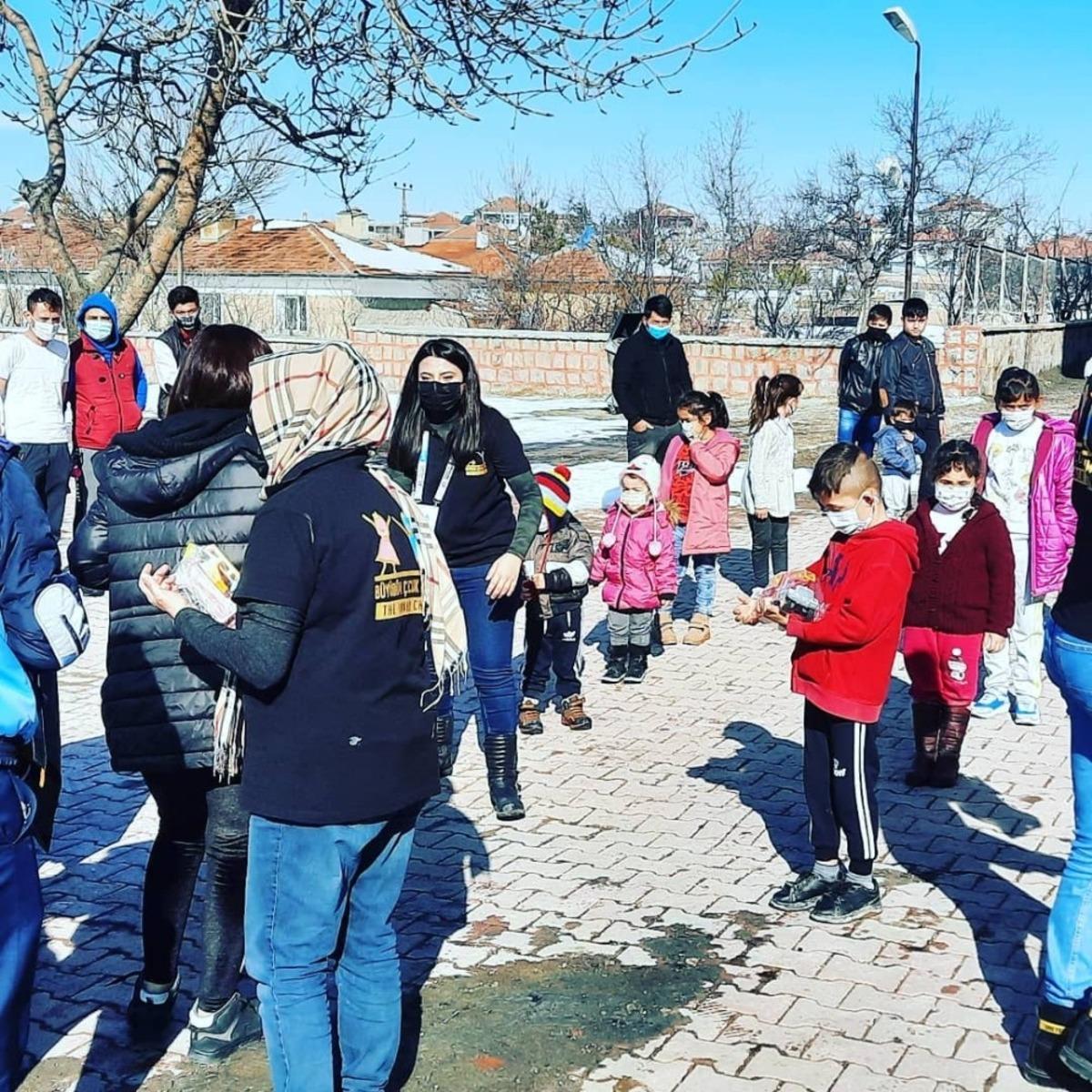 B&uuml;y&uuml;d&uuml;m &Ccedil;ocuk Oldum Platformu Tomarzalı &ccedil;ocuklara oyuncak dağıttı