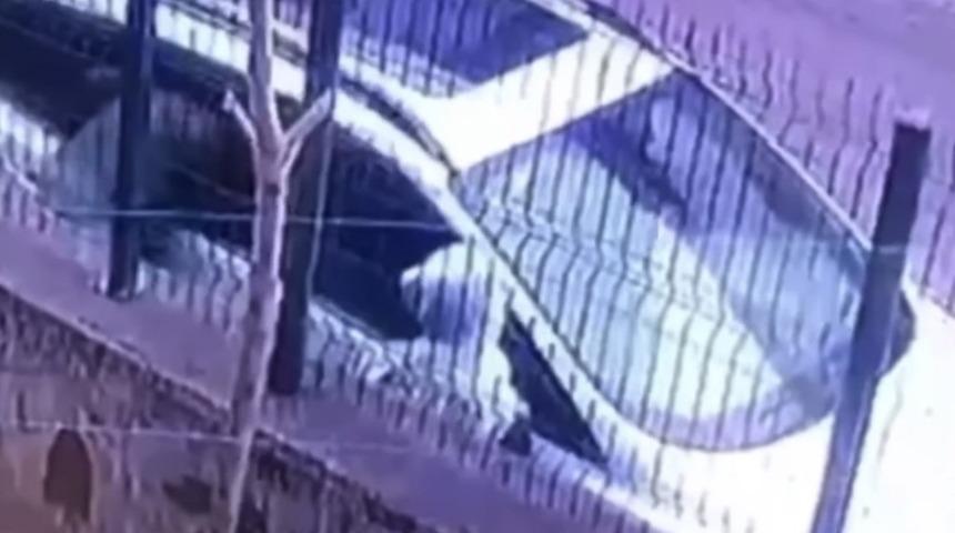 Gözü dönmüş hırsızlar güpegündüz aracın camını kırıp değerli eşyaları çaldı