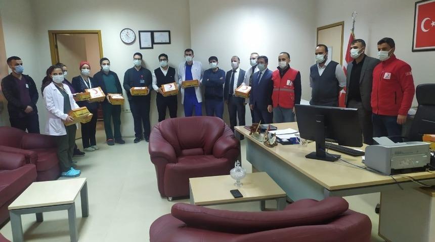 Kızılay’dan sağlık çalışanlarına ikram paketi