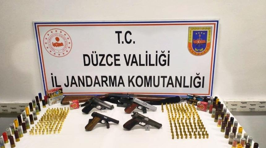 Silahları bomba arama köpeği buldu