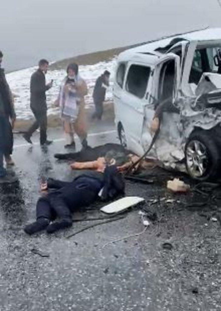 Taksiyle hafif ticari araç çarpıştı: Yaralılar var G2