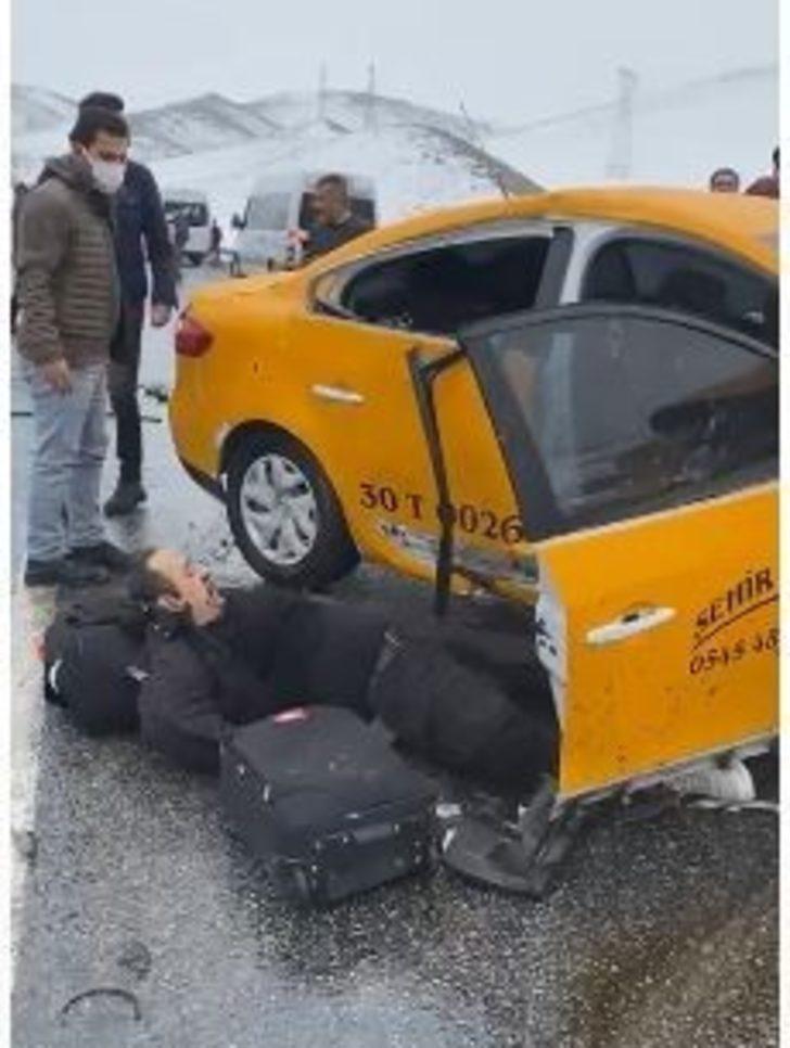 Taksiyle hafif ticari araç çarpıştı: Yaralılar var G3