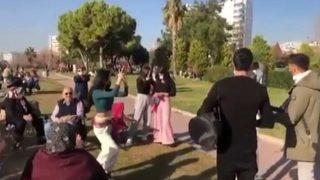 Roman havasını duyunca virüsü unutup parkta göbek attılar