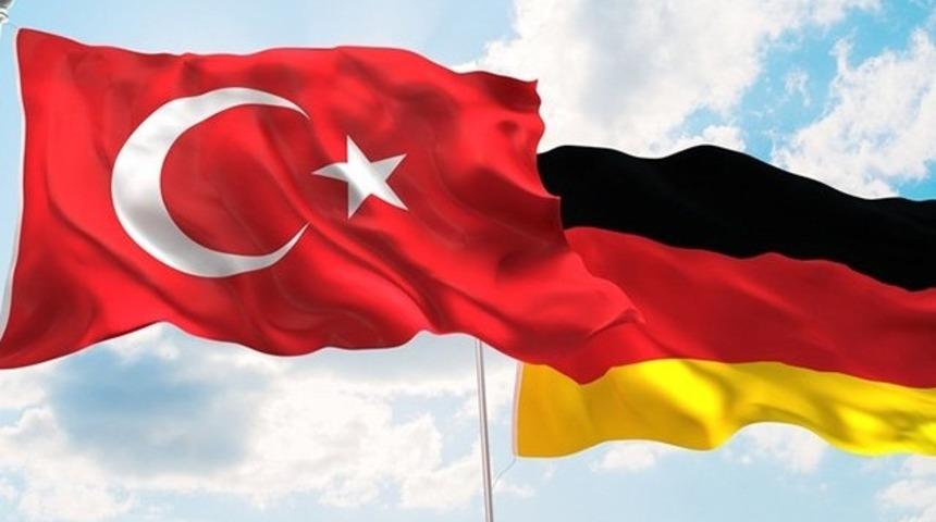 Almanya'dan son dakika a&ccedil;ıklama: T&uuml;rkiye'de g&ouml;zaltındaki iki Alman'dan biri serbest