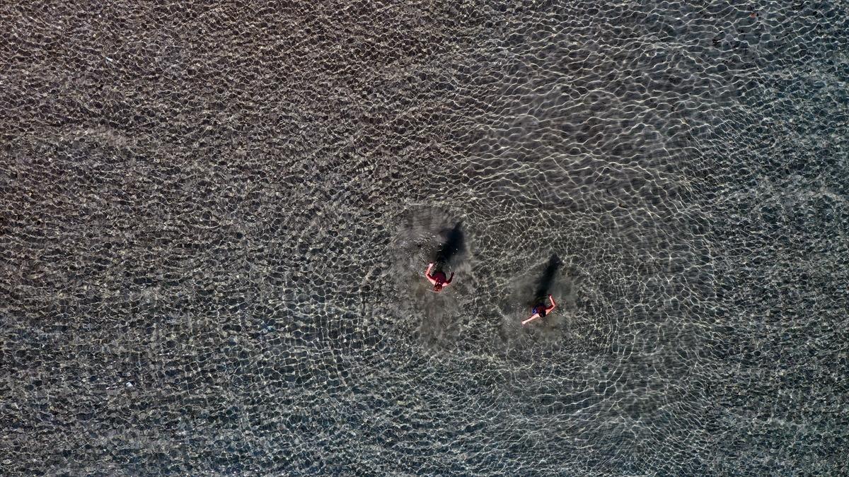 Aydın'da yerli ve yabancı turistler denizin keyfini &ccedil;ıkardı