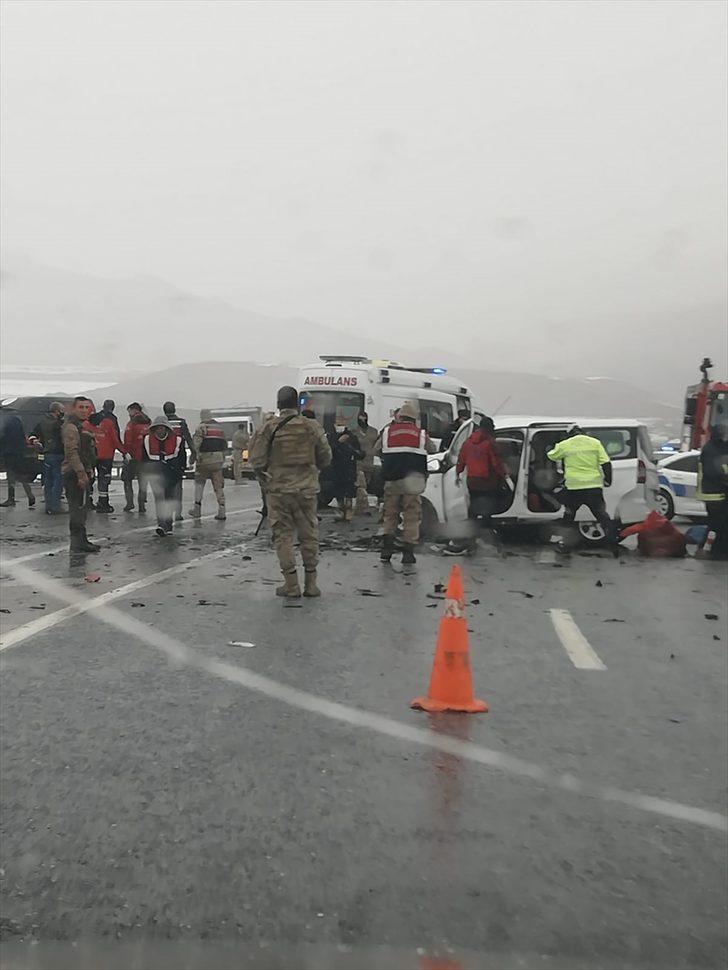 Van'da iki aracın çarpıştığı kazada ilk belirlemelere göre 3 kişi yaşamını yitirdi G1