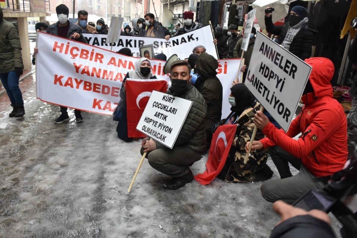 HDP binası &ouml;n&uuml;ndeki &lsquo;Evlat N&ouml;beti&rsquo; &uuml;&ccedil;&uuml;nc&uuml; haftasında